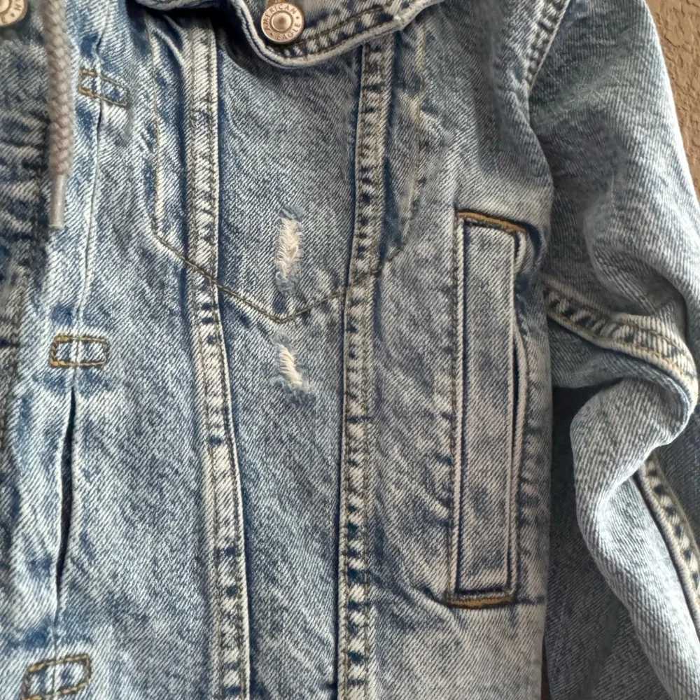AE Cropped Hooded Denim Jacket - Picture 4 of 9